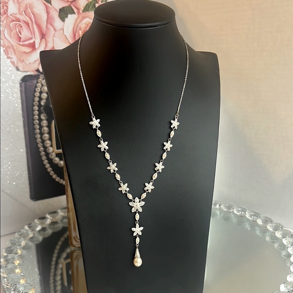 Intricate Silver and White Necklace with Pearl Drop 18’